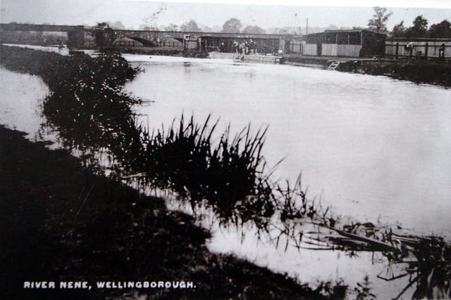 River Nene at The Embankment - with changing rooms by the river side 1913