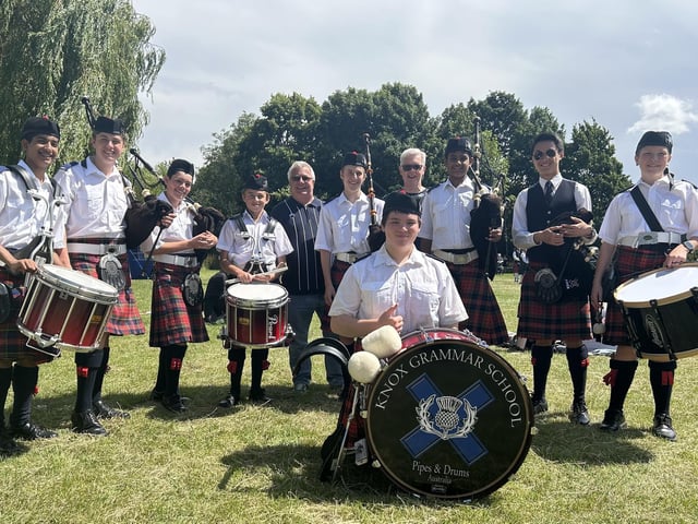 Cllr Mark Pengelly and Cllr Martyn Reuby with Knox Grammar School Pipes & Drums Australia
