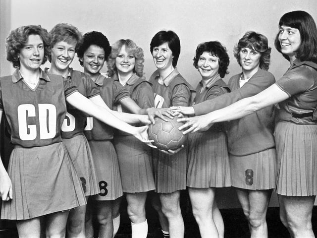 1983 - all hands on the ball