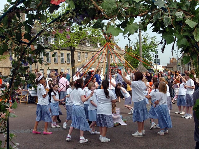 Higham Ferrers, Market Square, May Day dancers from Alfred St School - 2008