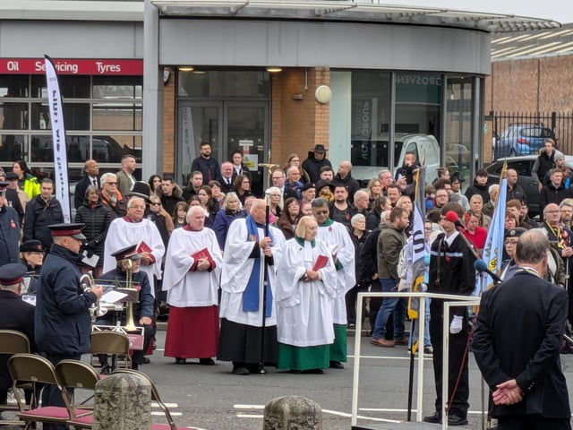 Remembrance Sunday in Wellingborough - Hundreds pay their respects at war memorial