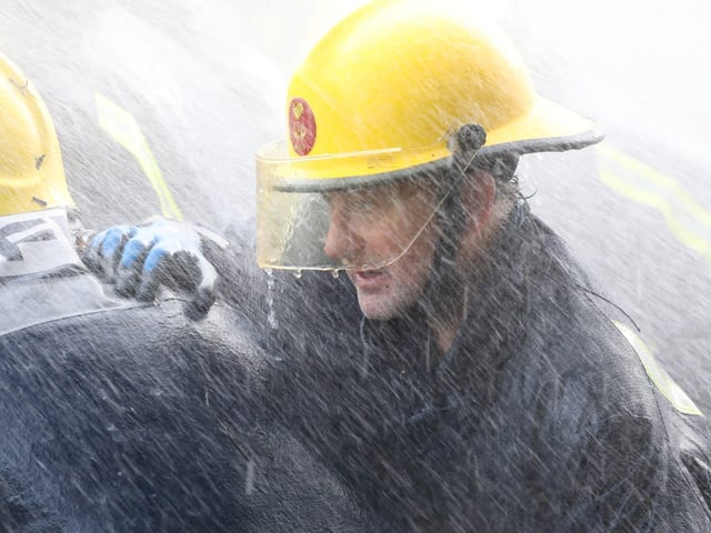 Geddington Volunteer Fire Brigade take on Northants Fire and Rescue:Geddington Boxing Day Squirt