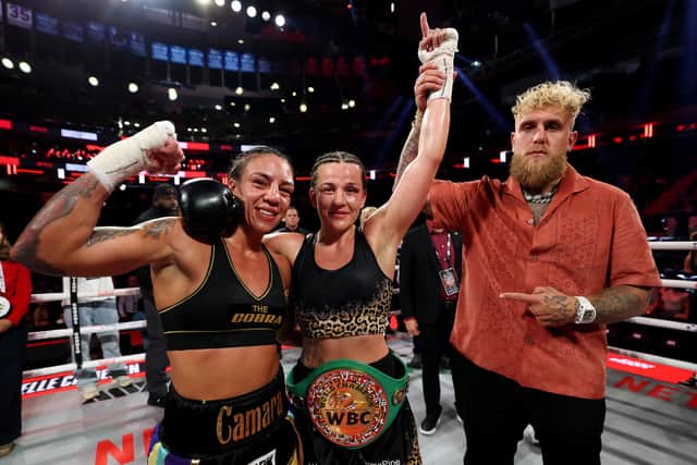 Chantelle Cameron (centre) beat Jessica Camara (left) (photo by Al Bello/Getty Images for Netflix)