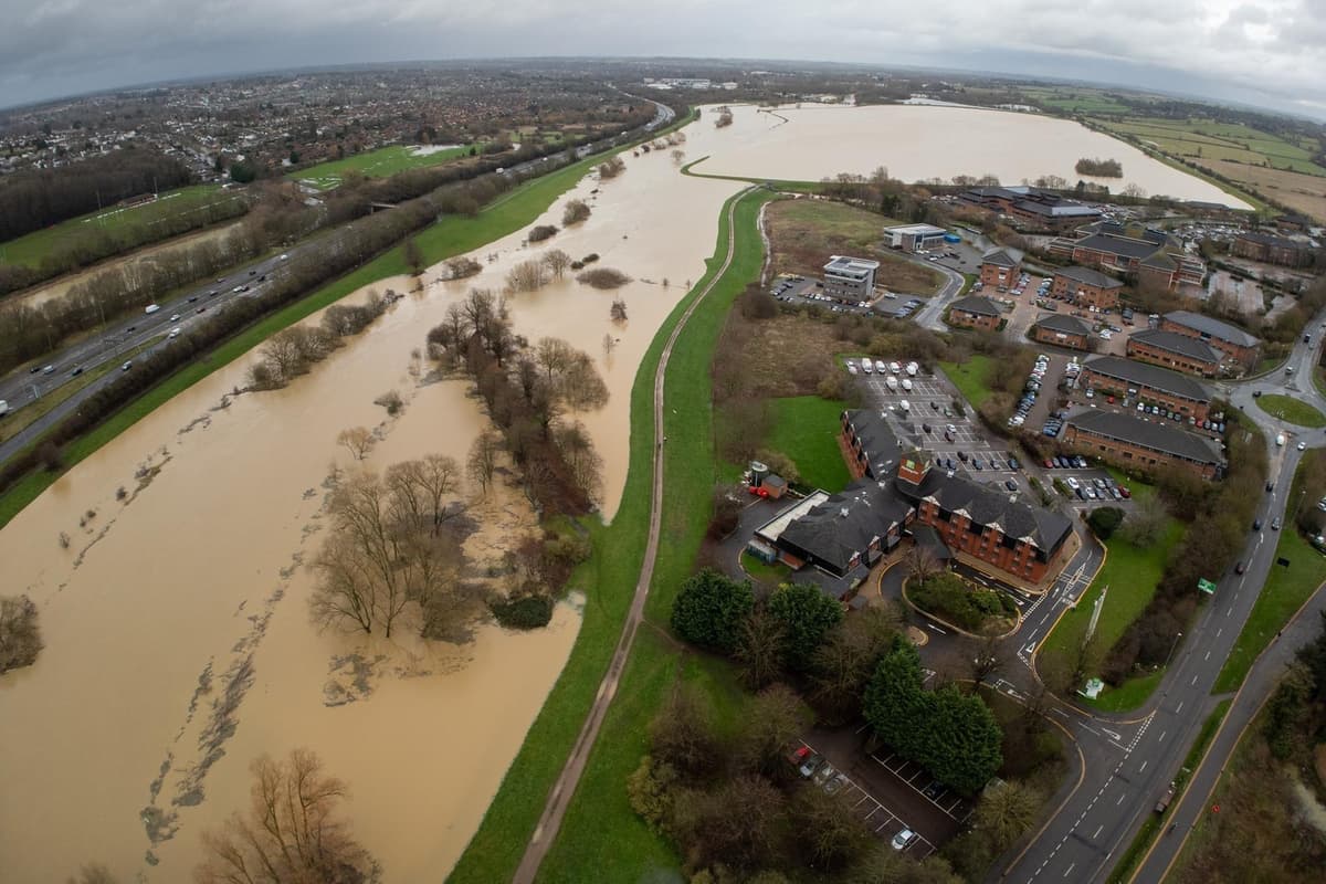 Flood warning issued from Wellingborough to Thrapston as Rushden Lakes closes lake walk to visitors 