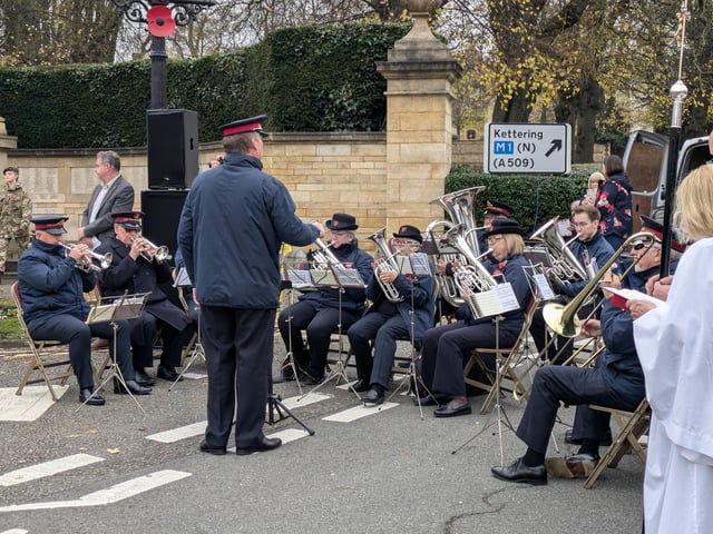 Remembrance Sunday in Wellingborough - Hundreds pay their respects at war memorial