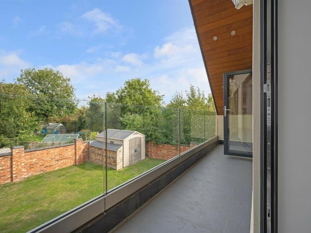 This converted chapel dates back to the twentieth century. The current owners built an extension in 2017.