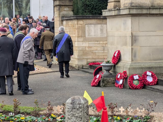 Remembrance Sunday in Wellingborough - Hundreds pay their respects at war memorial