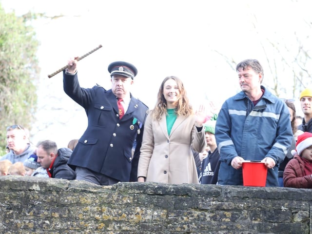 Geddington Volunteer Fire Brigade take on Northants Fire and Rescue:Geddington Boxing Day Squirt