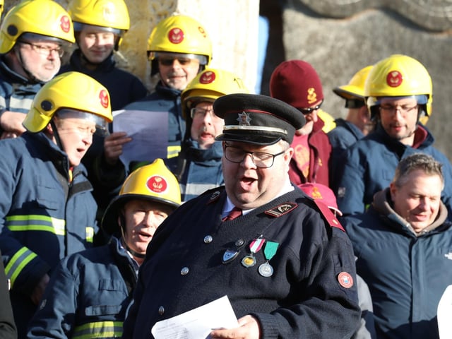 Geddington Volunteer Fire Brigade vs Northants Fire and Rescue firefighters at the annual Geddington Squirt
Singing at the Geddington Cross before the squirt