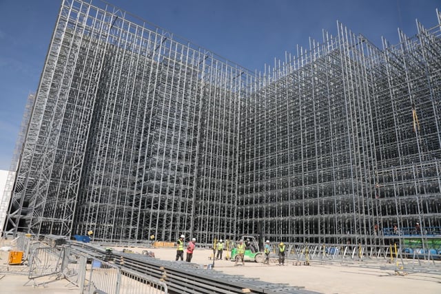 The building is 40m high and can hold 72,000 pallets