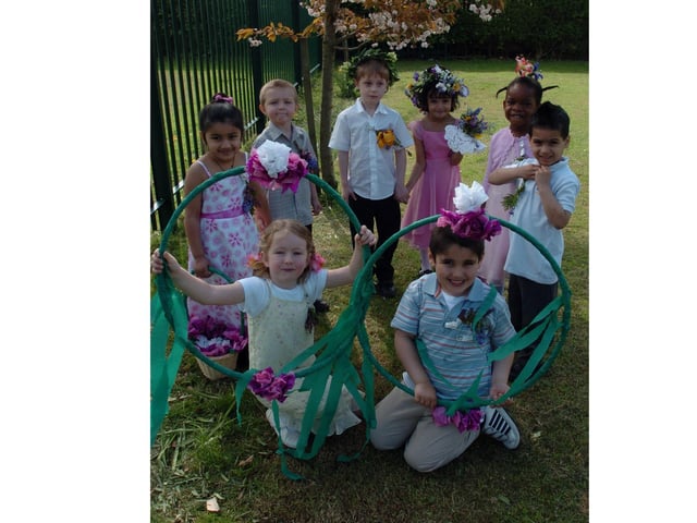 Wellingborough Victoria Infants May Queen and King: l-r Yasmin Underwood,5 Nikita Vaja, 4 Liam Standing, 5 Jack Bain, 4 (King), Shahnaz Chowdhury, 5 (Queen), Danielle Condiffe, 4 Fayiz Sayed, 4 and Reece Kerr, 5 -  2006