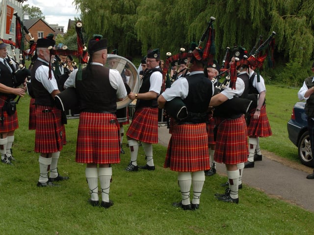 Corby:Highland Gathering 2008: A pipe band warm up