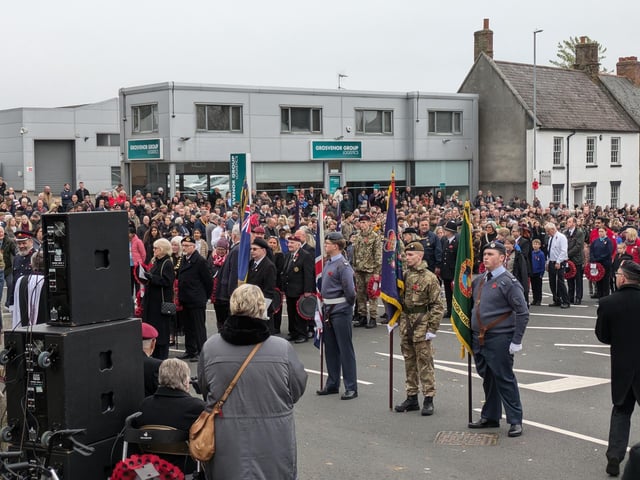 Remembrance Sunday in Wellingborough - Hundreds pay their respects at war memorial