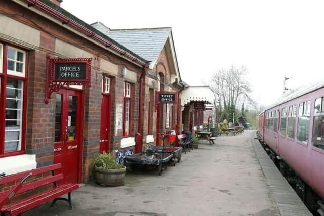 Rushden Historical Transport Society often hosts seasonal events like Christmas fairs, Halloween activities, and its annual classis car show in Hall Park. It also features a Goods Shed, Station Bar, and Transport Museum.