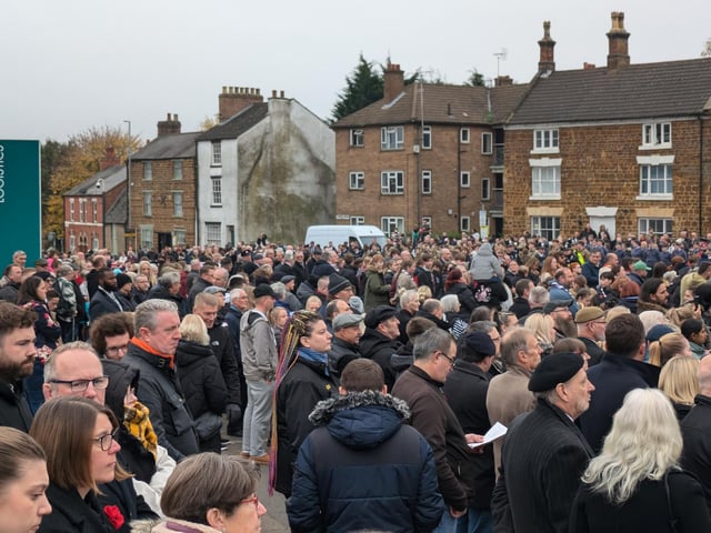 Remembrance Sunday in Wellingborough - Hundreds pay their respects at war memorial