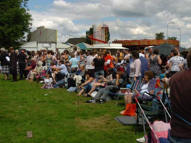 Corby Highland Gathering 2008: Crowds watch the highland dancing