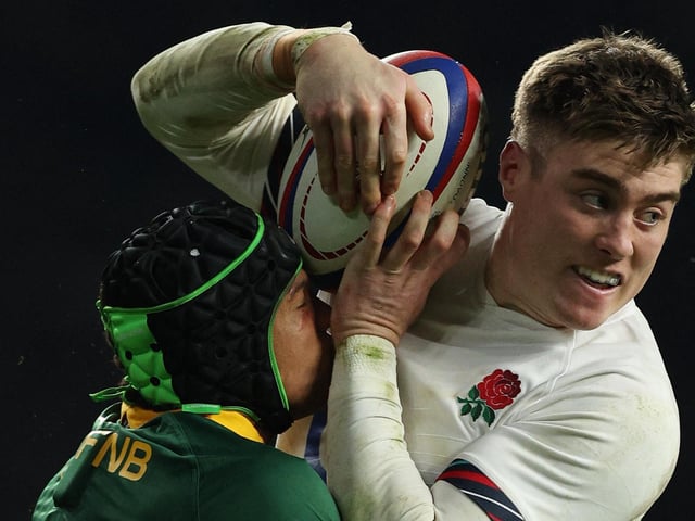 Tommy Freeman up against South Africa wing Kurt-Lee Arendse (photo by Adrian Dennis/AFP)