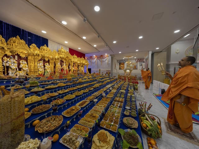 Hundreds Celebrate Diwali and Hindu New Year at BAPS Shri Swaminarayan Mandir in Wellingborough