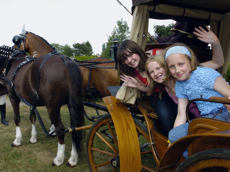 Harriet Desantis, Amber Cockridge and Tamsen Ziegler enjoy a horse and carriage ride. July 2006