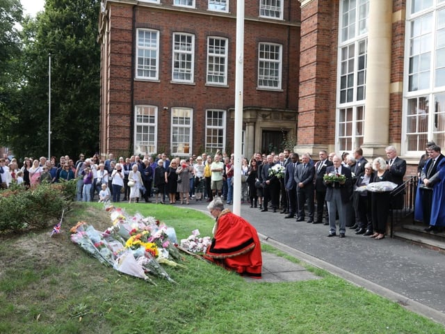 Mayor Cllr Keli Watts places a wreath in front of the Kettering council offices