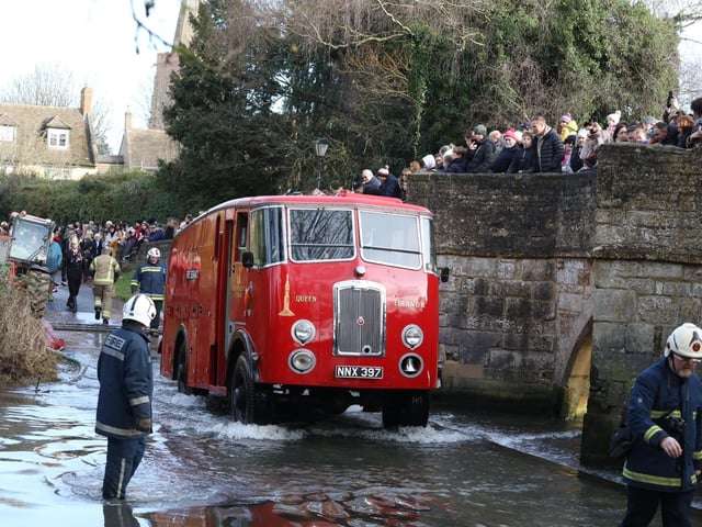 Geddington Volunteer Fire Brigade take on Northants Fire and Rescue:Geddington Boxing Day Squirt