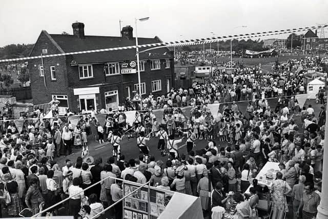 Morris men and spectators in The Jamb at the 1982 pole fair