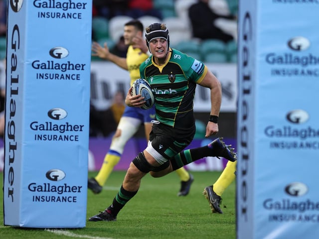 Alex Coles scored in a 24-18 win against Bath at the Gardens on November 4