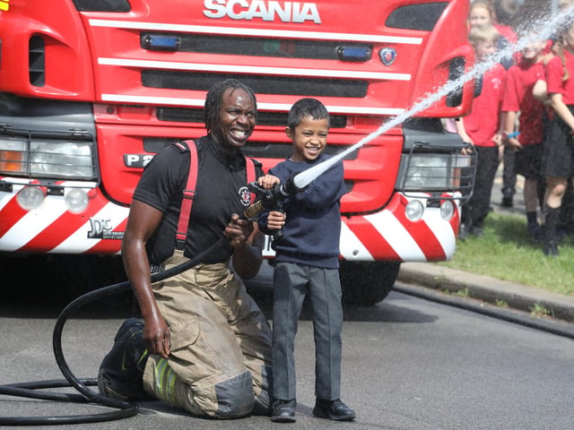 Firefighters showed the pupils how to aim a hose