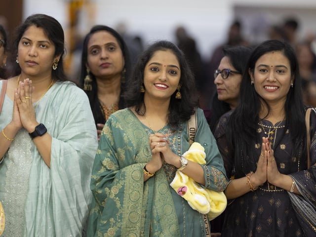 Hundreds Celebrate Diwali and Hindu New Year at BAPS Shri Swaminarayan Mandir in Wellingborough