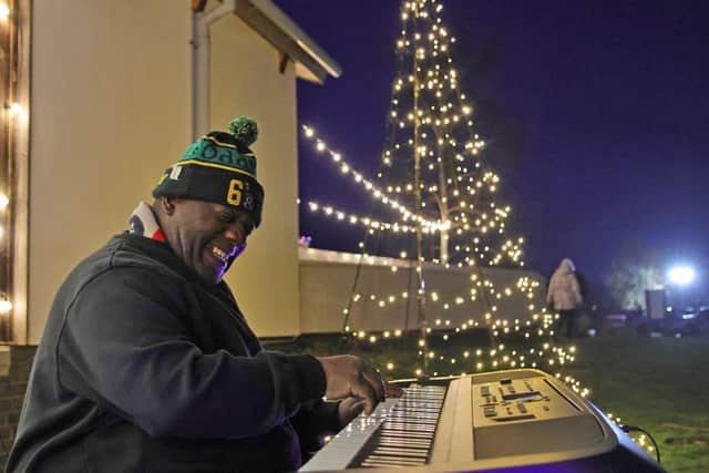 Lincoln Noel serenades, as guests arrive and the Stanwick Lakes choir sings!