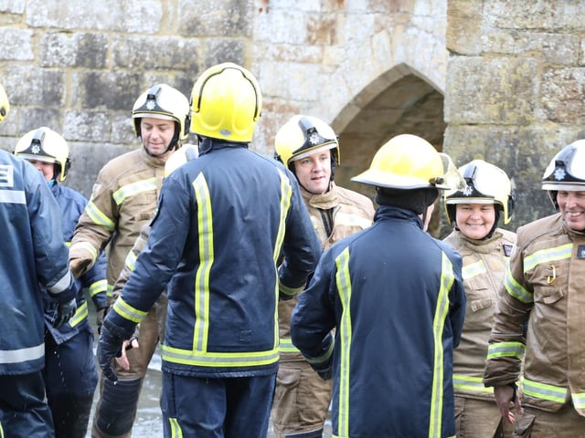 Geddington Volunteer Fire Brigade take on Northants Fire and Rescue:Geddington Boxing Day Squirt