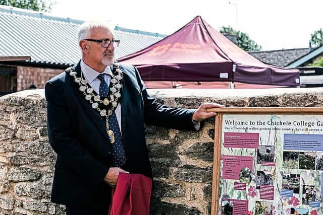 Pic 2) Mayor Gary Salmon unveils the interpretation board for the Henry Chichele Garden.