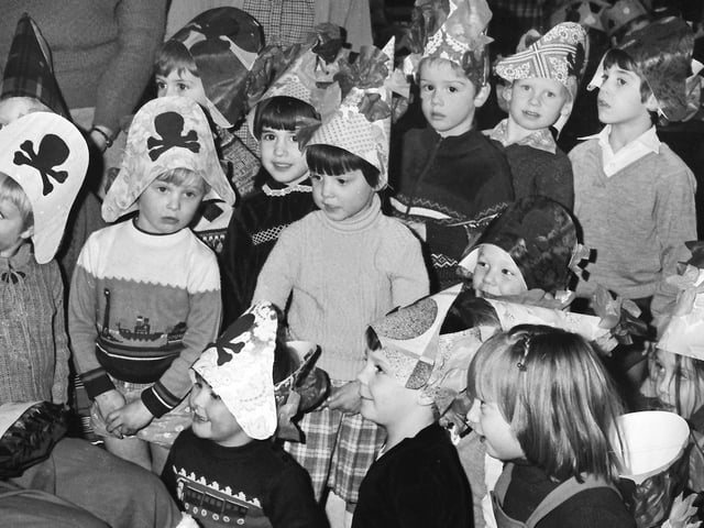 1982 CHRISTMAS PARTY HAVELOCK INFANTS DESBOROUGH Retro Christmas pictures from the 1980s:Christmas in the 1980s