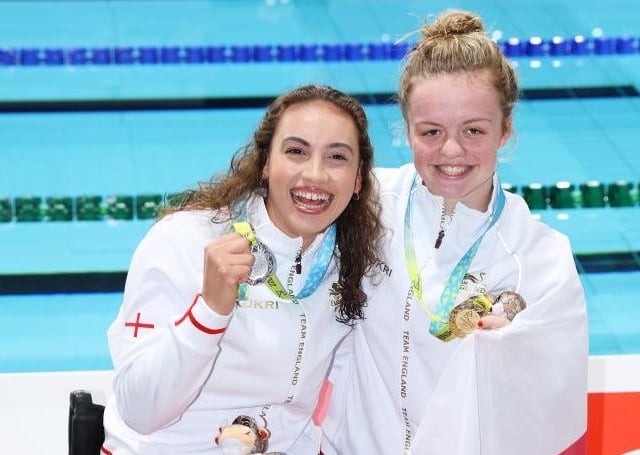 Maisie Summers-Newton poses for a picture with England team-mate and silver medalist Grace Harvey
