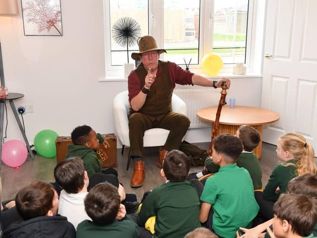 BN - AH 25.03.2024-011 - Mark Fraser performing one of his stories to a class of pupils from Priors