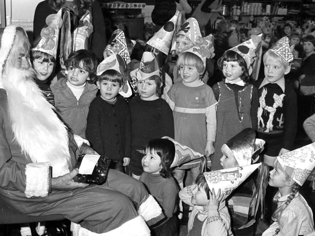 1982 CHRISTMAS PARTY HAVELOCK INFANTS DESBOROUGH Retro Christmas pictures from the 1980s:Christmas in the 1980s