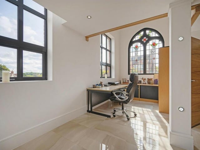 This converted chapel dates back to the twentieth century. The current owners built an extension in 2017.