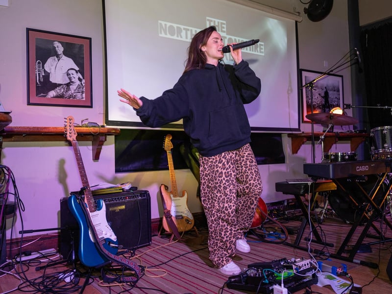Eden Lole took to the stage to perform at the start of the end of the first half of the awards ceremony.