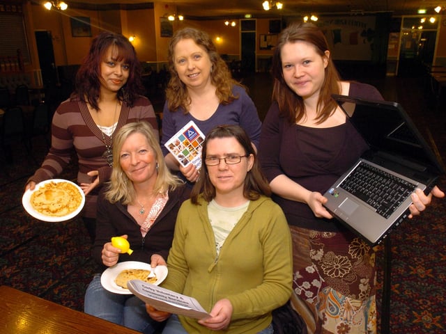 Corby, Irish Centre, Neighbourhood Learning drop-in session. Pancake Day Joyce Wilson with l-r Runa Begum, Angie McPherson, Heather Dommett, Helen Doel - 2009
