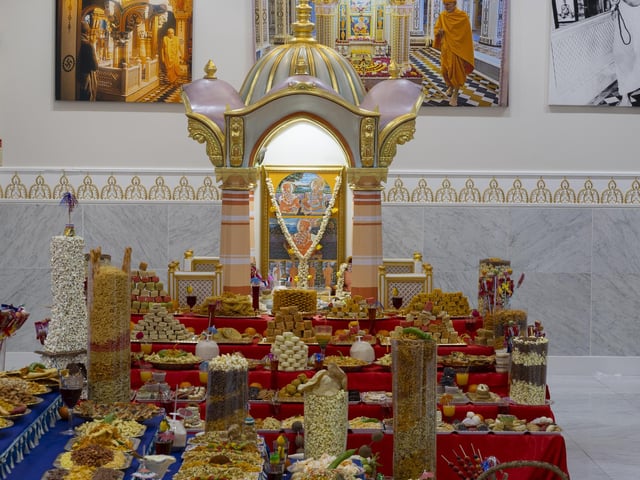 Hundreds Celebrate Diwali and Hindu New Year at BAPS Shri Swaminarayan Mandir in Wellingborough