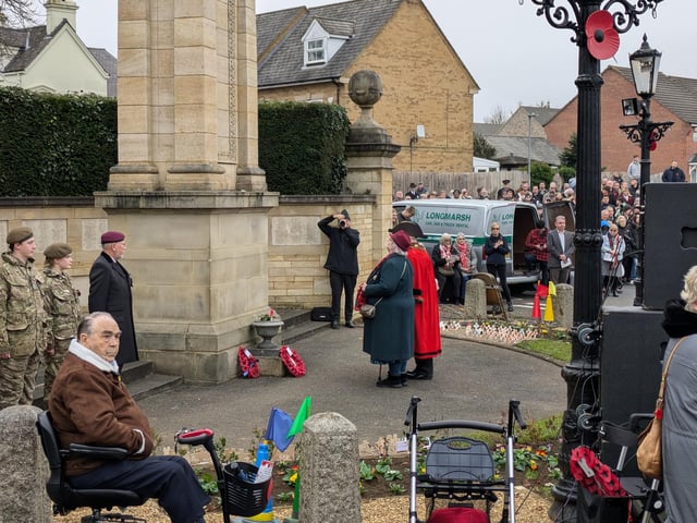 Remembrance Sunday in Wellingborough - Hundreds pay their respects at war memorial
