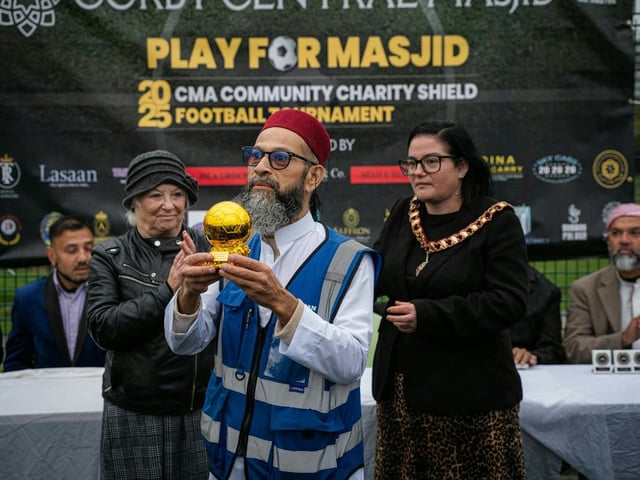 Eyusuf Chaudhury recieving Ballon d'Or Sport Organising Management Award.