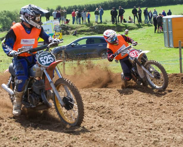Welsh classic scrambles champion Dan Evans (1973 250 Honda – 525) keeps a wary eye on powersliding fellow Welsh rival Nathan Jones. Both appear at Woodford on 17 March.