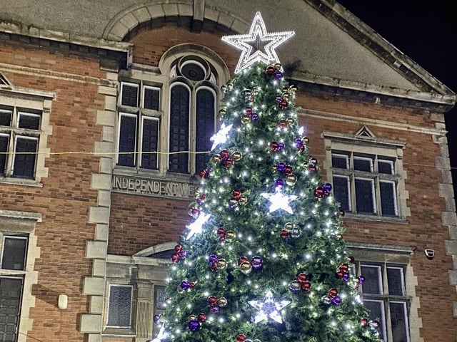 Christmas arrives in Rushden as crowd gathers in town centre for annual switch on
