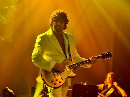 The ELO Experience combine alight show, string section and large screen projection