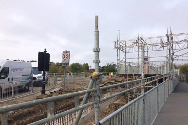 The pedestrian walkway at the Cottingham Road bridge NNL-180510-203843005