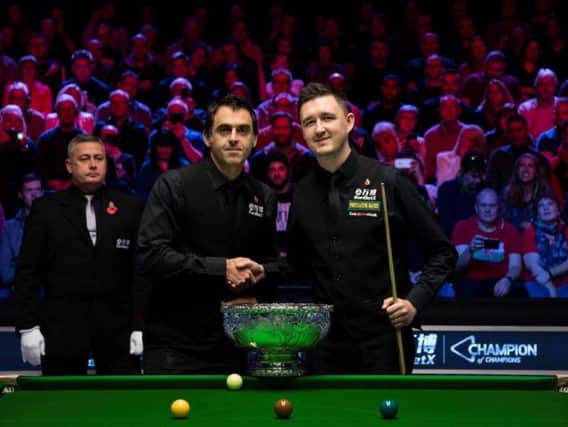 Kyren Wilson and Ronnie OSullivan shake hands ahead of the ManBetX Champion of Champions final. Picture courtesy of World Snooker