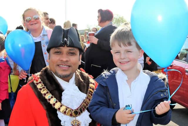 Cllr Rahman, along with Corby Borough Council Neighbourhood Wardens and police officers, were on hand along with school staff to ensure that around 150 youngsters and parents negotiated Farmstead Road safely.