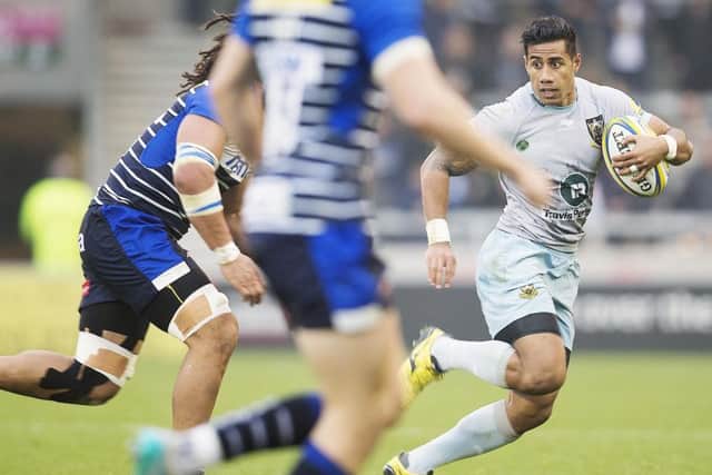 Ken Pisi tried to elude the Sharks defence