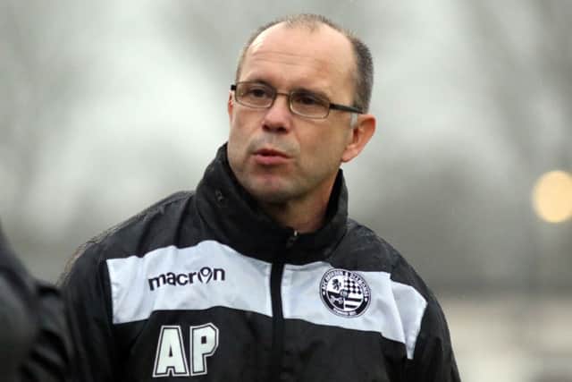 AFC Rushden & Diamonds boss Andy Peaks says his team must stick together as they attempt to bounce back from two defeats in a row when they go to Chasetown tonight